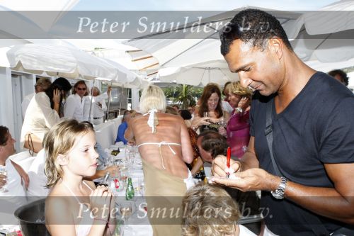 St Tropez 3 augustus 2007
Jan des Bouvrie viert zijn 65 e verjaardag bij Tropezina . Ruud Gullit deelt handtekeningen uit
Peter Smulders bv