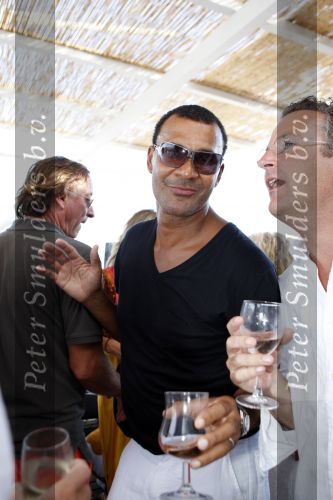 St Tropez 3 augustus 2007
Jan des Bouvrie viert zijn 65 e verjaardag bij Tropezina . Ruud Gullit dansend
Peter Smulders bv