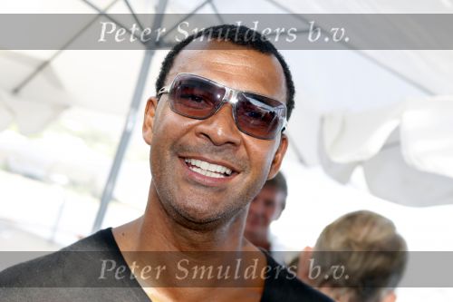 St Tropez 3 augustus 2007
Jan des Bouvrie viert zijn 65 e verjaardag bij Tropezina . Ruud Gullit met kapsel
Peter Smulders bv