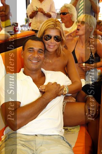 St Tropez 4 augustus 2007
Vrijgezellendag van Willibrord Frequin bij Tahiti Beach. Ruud en Estelle Gullit