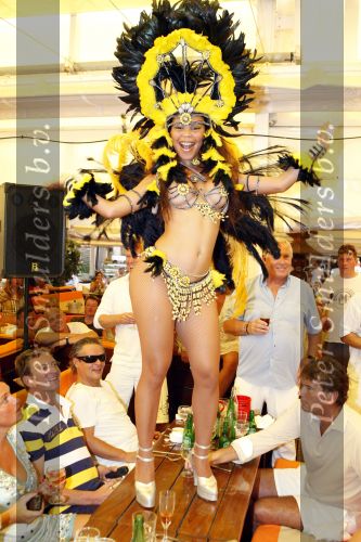 St Tropez 4 augustus 2007
Vrijgezellendag van Willibrord Frequin bij Tahiti Beach.   braziliaanse danseressen