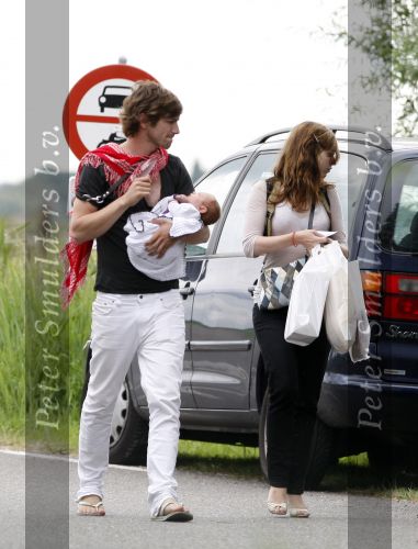 8 augustus 2007
Tara Elders met Michiel Huisman en baby