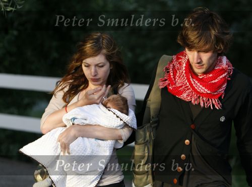 8 augustus 2007
Tara Elders met baby en Michiel Huisman