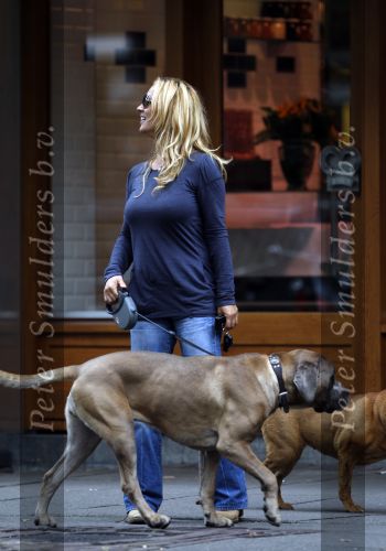Amsterdam 7 augustus 2007
Tatjana met haar honden aan het wandelen.