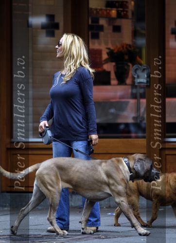 Amsterdam 7 augustus 2007
Tatjana met haar honden aan het wandelen.