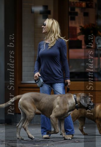 Amsterdam 7 augustus 2007
Tatjana met haar honden aan het wandelen.