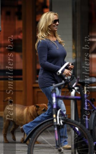 Amsterdam 7 augustus 2007
Tatjana met haar honden aan het wandelen.