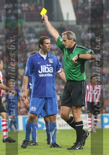 Eindhoven, 25 Augustus 2007 Eerste thuiswedstrijd Seizoen 2007/2008 PSV-NEC, eindstand 5-0
Scheidsrechter Theo v Egmond trekt een gele kaart voor Peter Wisgerhof