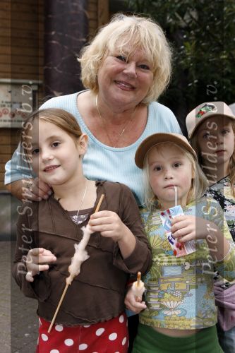 Wassenaar 11 juli 2007
Premiere Sitah in duinrell. Tineke de Nooy met kleinkinderen