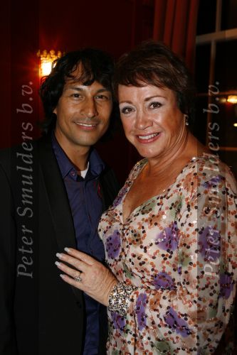 Den Haag 23 juni 2007
Optreden van Anneke Gronloh in het koninklijk theater van Den Haag vanwege haar 65e verjaardag. Op deze dag is ook haar zus Tjula overleden. Viola Holt met visagist