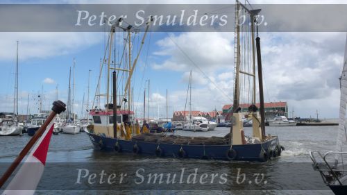 Vissersboot Urk met vrouwelijke medewerkster