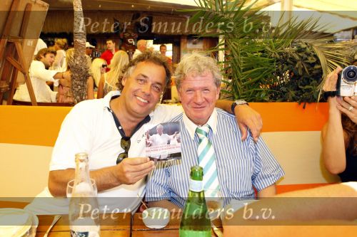 St Tropez 4 augustus 2007
Vrijgezellendag van Willibrord Frequin bij Tahiti Beach. Aad Ouborg met Willibrord
Peter Smulders bv