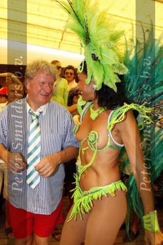 St Tropez 4 augustus 2007
Vrijgezellendag van Willibrord Frequin bij Tahiti Beach.
Peter Smulders bv