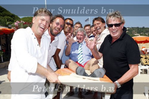 St Tropez 4 augustus 2007
Vrijgezellendag van Willibrord Frequin bij Tahiti Beach. vlnr Marcel Boekhoorn Herman Heinsbroek Ruud Gullit Aad Ouborg Willibrord Frequin Sjaak v Vliet Harrie v d Moesdijk Johan Westermeijer en Jan des Bouvrie
Peter Smulders bv