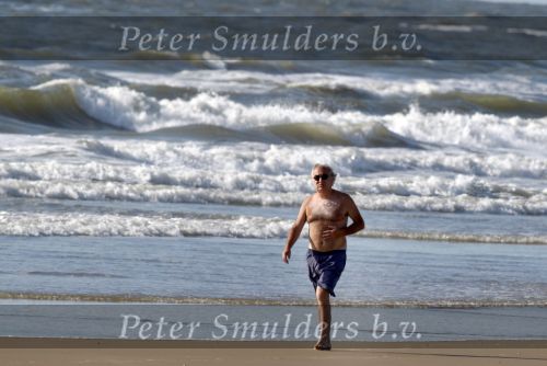 Bergen aan Zee 31 juli 2007
Youp van t Hek en zjn vrouw Debbie Petter op het strand.
Peter Smulders bv