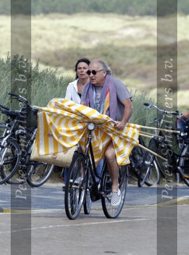 Bergen aan Zee 31 juli 2007
Youp van t Hek en zjn vrouw Debbie Petter op het strand.
Peter Smulders bv