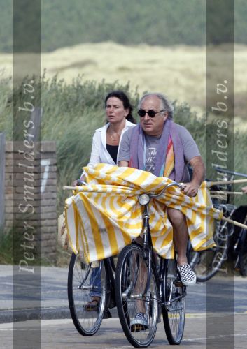 Bergen aan Zee 31 juli 2007
Youp van t Hek en zjn vrouw Debbie Petter op het strand.
Peter Smulders bv