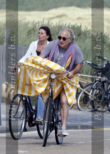 Bergen aan Zee 31 juli 2007
Youp van t Hek en zjn vrouw Debbie Petter op het strand.
Peter Smulders bv