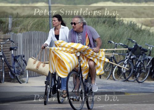 Bergen aan Zee 31 juli 2007
Youp van t Hek en zjn vrouw Debbie Petter op het strand.
Peter Smulders bv