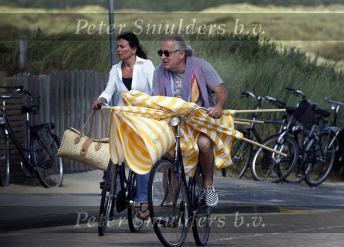 Bergen aan Zee 31 juli 2007
Youp van t Hek en zjn vrouw Debbie Petter op het strand.
Peter Smulders bv