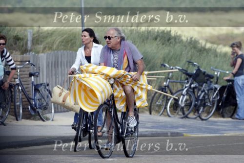 Bergen aan Zee 31 juli 2007
Youp van t Hek en zjn vrouw Debbie Petter op het strand.
Peter Smulders bv