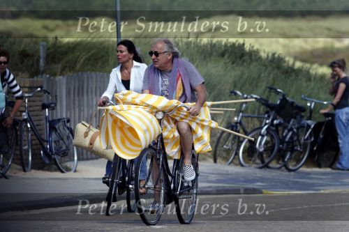 Bergen aan Zee 31 juli 2007
Youp van t Hek en zjn vrouw Debbie Petter op het strand.
Peter Smulders bv