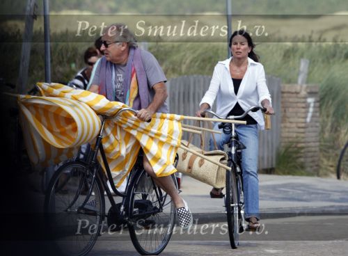 Bergen aan Zee 31 juli 2007
Youp van t Hek en zjn vrouw Debbie Petter op het strand.
Peter Smulders bv
