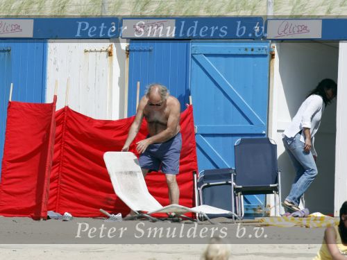 Bergen aan Zee 31 juli 2007
Youp van t Hek en zjn vrouw Debbie Petter op het strand.
Peter Smulders bv