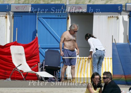 Bergen aan Zee 31 juli 2007
Youp van t Hek en zjn vrouw Debbie Petter op het strand.
Peter Smulders bv