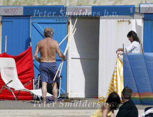 Bergen aan Zee 31 juli 2007
Youp van t Hek en zjn vrouw Debbie Petter op het strand.
Peter Smulders bv