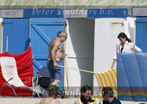 Bergen aan Zee 31 juli 2007
Youp van t Hek en zjn vrouw Debbie Petter op het strand.
Peter Smulders bv
