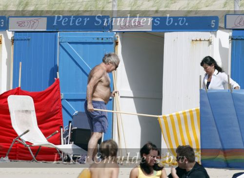 Bergen aan Zee 31 juli 2007
Youp van t Hek en zjn vrouw Debbie Petter op het strand.
Peter Smulders bv