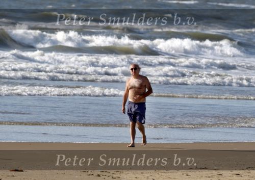 Bergen aan Zee 31 juli 2007
Youp van t Hek en zjn vrouw Debbie Petter op het strand.
Peter Smulders bv