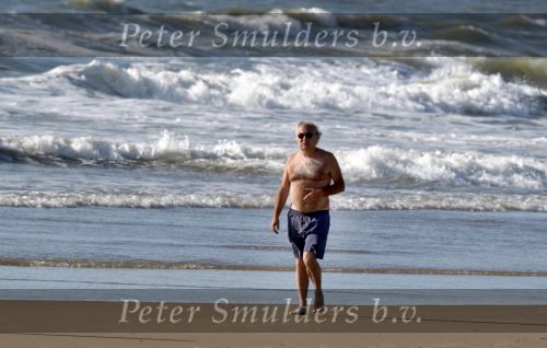 Bergen aan Zee 31 juli 2007
Youp van t Hek en zjn vrouw Debbie Petter op het strand.
Peter Smulders bv