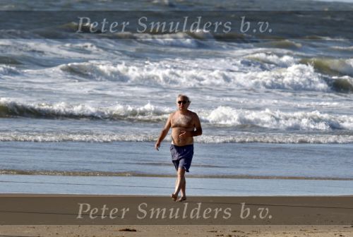 Bergen aan Zee 31 juli 2007
Youp van t Hek en zjn vrouw Debbie Petter op het strand.
Peter Smulders bv