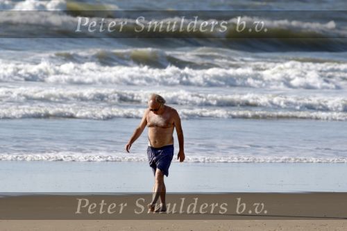 Bergen aan Zee 31 juli 2007
Youp van t Hek en zjn vrouw Debbie Petter op het strand.
Peter Smulders bv