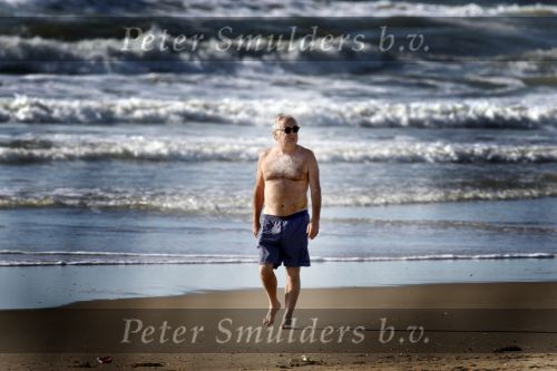 Bergen aan Zee 31 juli 2007
Youp van t Hek en zjn vrouw Debbie Petter op het strand.
Peter Smulders bv