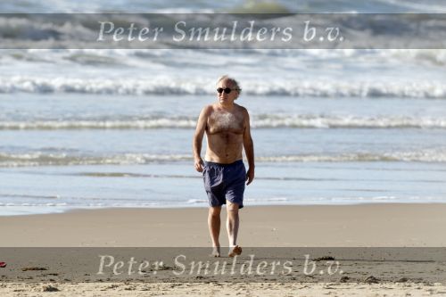 Bergen aan Zee 31 juli 2007
Youp van t Hek en zjn vrouw Debbie Petter op het strand.
Peter Smulders bv