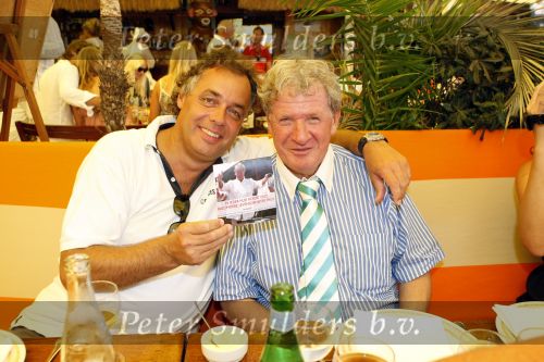 St Tropez 4 augustus 2007
Vrijgezellendag van Willibrord Frequin bij Tahiti Beach. Aad Ouborg met Willibrord