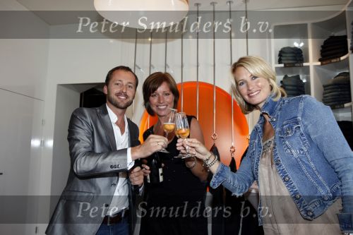 Amsterdam 23 juli 2009
Opening Noppies winkel en presentatie van de spijkerbroek  die ontworpen is door Anouk Smulders. Anouk met dochter Bo
Peter Smulders bv