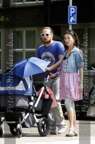 Amsterdam 14 juli 2009
Arne Toonen en zijn vrouw Birgit Schuurman achter de kinderwagen met daarin hun 2 weken oude baby.
Peter Smulders bv