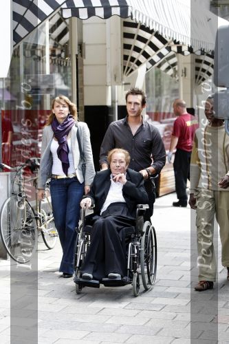 Amsterdam 14 juli 2009
Josine v Dalsum krijgt koninklijke onderscheiding in het bijzijn van haar zoon Aram v d Rest en man John v d Rest.
Peter Smulders bv