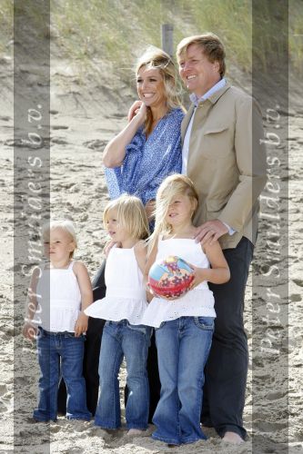 Wassenaar 20 juli 2009
Fotouurtje met Prins Willem Alexander Prinses Maxima, Prinses Amalia Prinses Alexia en Prinses Ariane op het strand van Wassenaar.