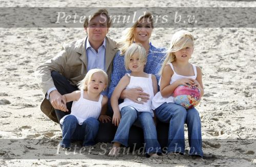 Wassenaar 20 juli 2009
Fotouurtje met Prins Willem Alexander, Prinses Maxima, Prinses Amalia, Prinses Alexia en Prinses Ariane op het strand van Wassenaar