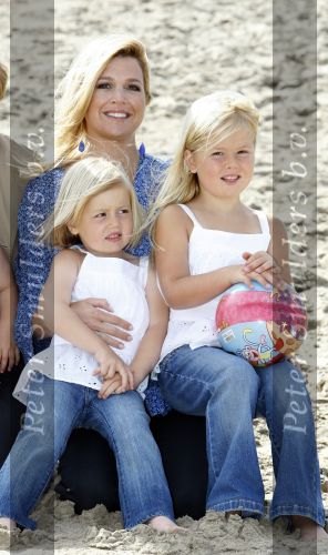Wassenaar 20 juli 2009
Fotouurtje met Prins Willem Alexander, Prinses Maxima, Prinses Amalia, Prinses Alexia en Prinses Ariane op het strand van Wassenaar