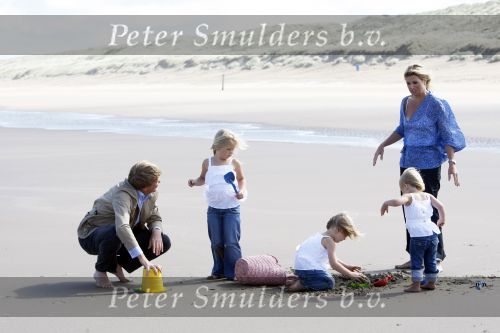 Wassenaar 20 juli 2009
Fotouurtje met Prins Willem Alexander, Prinses Maxima, Prinses Amalia, Prinses Alexia en Prinses Ariane op het strand van Wassenaar