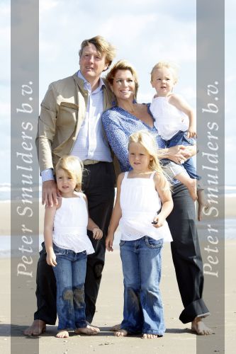Wassenaar 20 juli 2009
Fotouurtje met Prins Willem Alexander, Prinses Maxima, Prinses Amalia, Prinses Alexia en Prinses Ariane op het strand van Wassenaar