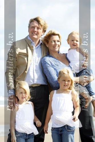 Wassenaar 20 juli 2009
Fotouurtje met Prins Willem Alexander, Prinses Maxima, Prinses Amalia, Prinses Alexia en Prinses Ariane op het strand van Wassenaar