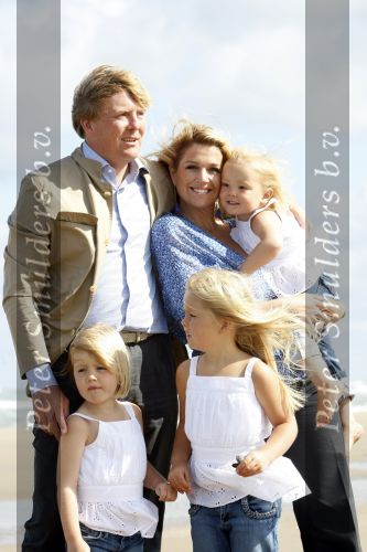 Wassenaar 20 juli 2009
Fotouurtje met Prins Willem Alexander, Prinses Maxima, Prinses Amalia, Prinses Alexia en Prinses Ariane op het strand van Wassenaar