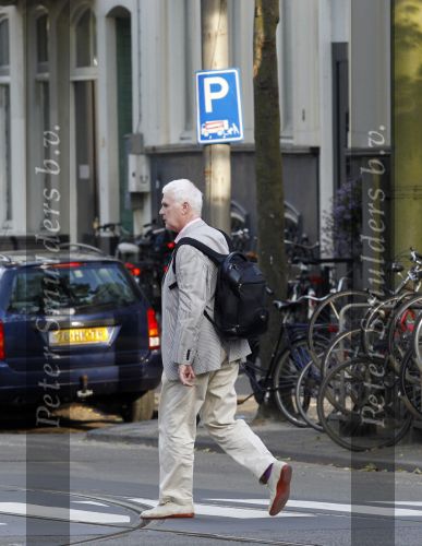 Amsterdam 30 juni 2010
Adriaan v Dis met rugzakje op straat
Peter Smulders bv